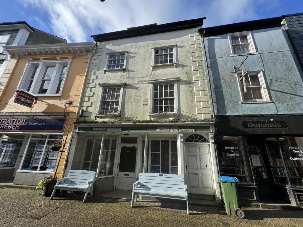 Lot: 27 - COMMERCIAL PROPERTY WITH PLANNING CONSENT FOR PART CONVERSION TO HMO - Front of the property